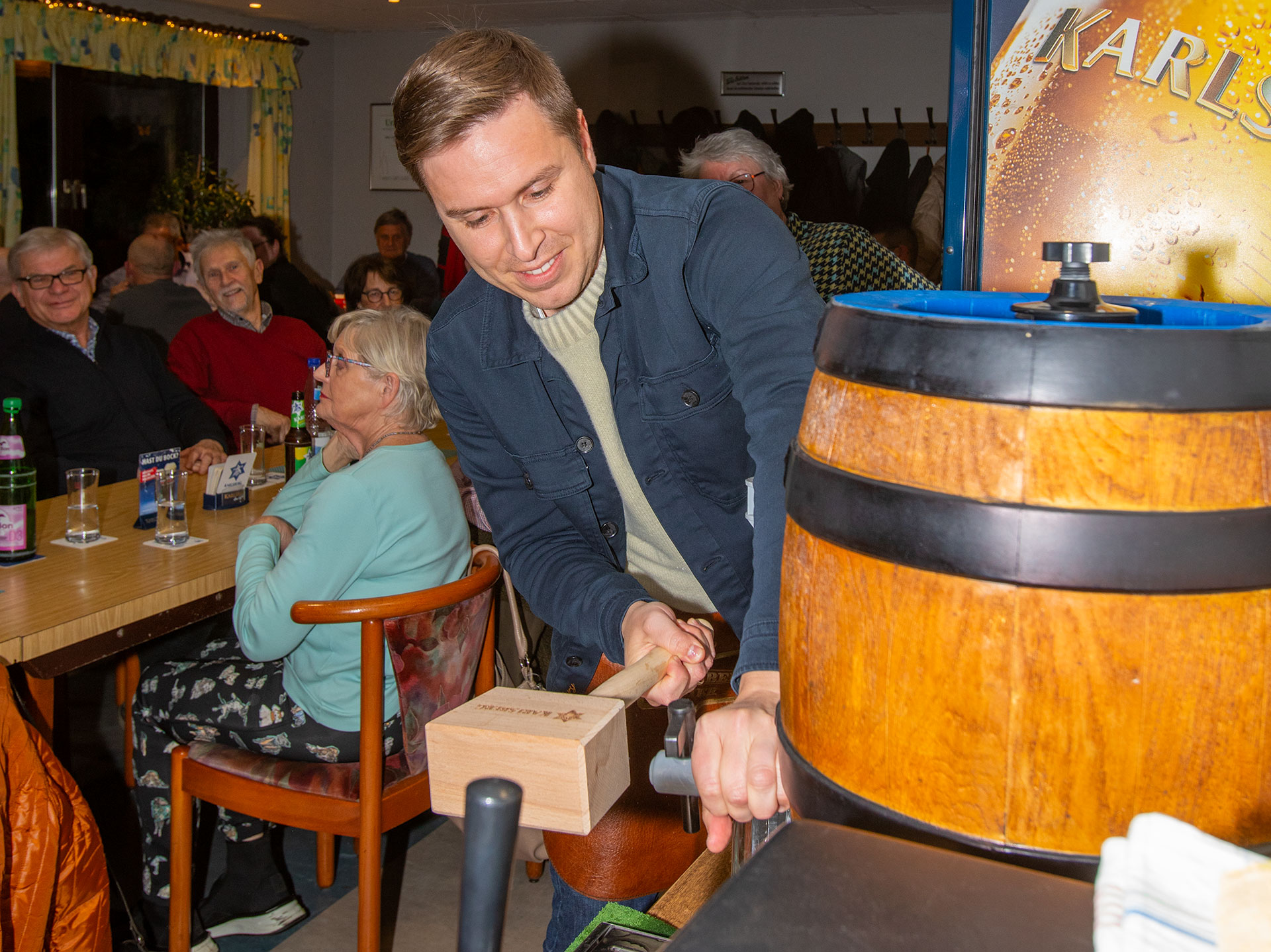 Bockbierfest 20251121 Esra Limbacher sticht das Fass an