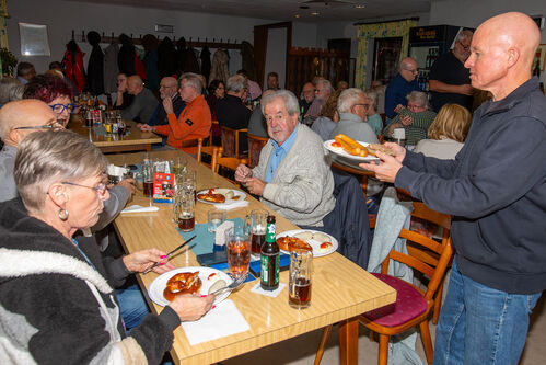Klaus verteilte auch Wiener Würstchen, für diejenigen, die keine Weißwurst mögen.
